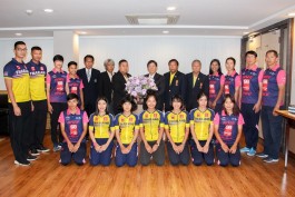 พลเอกเดชา เหมกระศรี นายกสมาคมกีฬาจักรยานแห่งประเทศไทย ฯ นำคณะกรรมการบริหารฯ และนักกีฬาทีมอาชีพ ไทยแลนด์ วีเมนส์ ไซคลิง ทีม และทีมชาติไทย เข้าขอบคุณ นายเอกชัย เศวตสมภพ อุปนายกสมาคมกีฬาจักรยานฯ