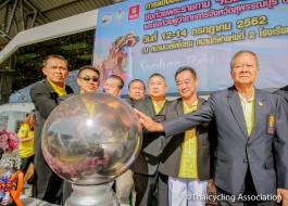 นายนิมิต วันไชยธนวงศ์ ผู้ว่าราชการจังหวัดสุพรรณบุรี พร้อมด้วย พล.อ.เดชา เหมกระศรี นายกสมาคมกีฬาจักรยานแห่งประเทศไทยฯ ร่วมกันเป็นประธานเปิดการแข่งขันจักรยานประเภทลู่ ชิงแชมป์ประเทศไทย ชิงถ้วยพระราชทานฯ