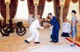พระบาทสมเด็จพระปรเมนทรรามาธิบดีศรีสินทรมหาวชิราลงกรณ มหิศรภูมิพลราชวรางกูรกิติสิริสมบูรณอดุลยเดช สยามินทราธิเบศรราชวโรดม บรมนาถบพิตร พระวชิรเกล้าเจ้าอยู่หัว 