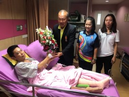พลเอกเดชา เหมกระศรี นายกสมาคมกีฬาจักรยานแห่งประเทศไทยฯ มอบหมายให้ นายวิโรจน์ อำพรวิชัย เลขาธิการสมาคมกีฬาจักรยานฯ พร้อมด้วยเจ้าหน้าที่สมาคม เป็นผู้แทน เข้ามอบแจกันดอกไม้เยี่ยม    