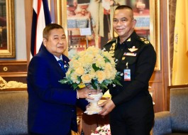 พลเอกณัฐ อินทรเจริญ ปลัดกระทรวงกลาโหม ให้การต้อนรับ พลเอกเดชา เหมกระศรี นายกสมาคมกีฬาจักรยานแห่งประเทศไทยฯ 