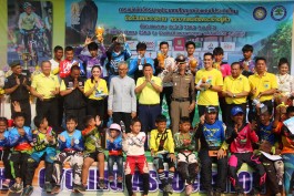 นายวิทูรัช ศรีนาม ผู้ว่าราชการจังหวัดจันทบุรี พร้อมด้วย พลเอกเดชา เหมกระศรี นายกสมาคมกีฬาจักรยานแห่งประเทศไทยฯ ร่วมแสดงความยินดีกับบรรดานักกีฬาจักรยาน