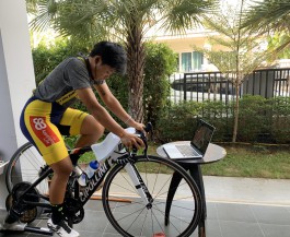  บีซ ร้อยโทหญิง จุฑาธิป มณีพันธุ์ นักปั่นจักรยานทีมชาติไทย ซึ่งได้สิทธิไปแข่งขันโอลิมปิกเกมส์ โตเกียว 2020 ที่ประเทศญี่ปุ่น ฝึกซ้อมปั่นกับเทรนเนอร์อยู่ในบริเวณบ้านพักที่ จ.นครราชสีมา เมื่อ 25 มี.ค. เพื่อหลีกเลี่ยงการแพร่กระจายของไวรัสโควิด-19 