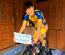 ซ้อมอยู่บ้าน แพร สิบตรีหญิง เพชรดารินทร์ สมราช นักกีฬาจักรยานหญิงทีมชาติไทย เจ้าของแชมป์จักรยานทางไกลรายการ บีวาเซ คัพ 2020