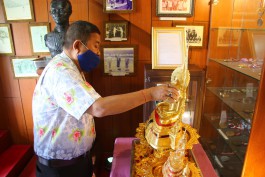 สรงน้ำพระวันสงกรานต์ พลเอกเดชา เหมกระศรี นายกสมาคมกีฬาจักรยานแห่งประเทศไทยฯ สรงน้ำพระพุทธรูปเนื่องในวันสงกรานต์