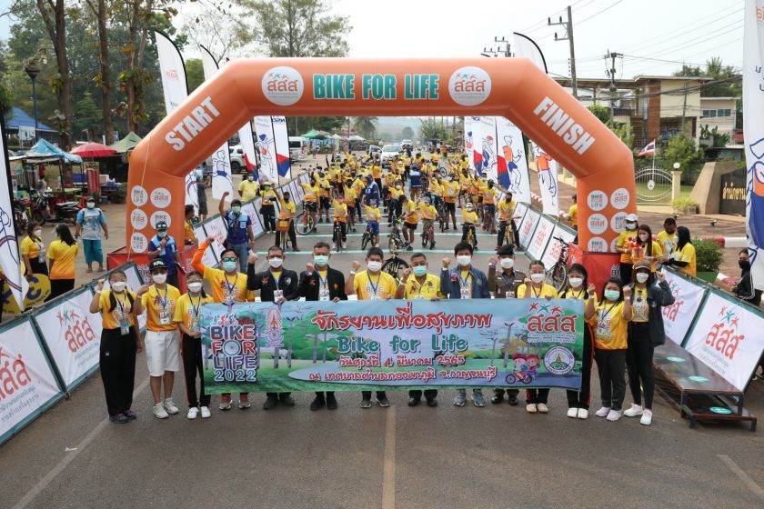 “ประเทศ บุญยงค์” นายกเทศมนตรีตำบลทองผาภูมิ ระดมทีมงานให้การต้อนรับคลื่นนักปั่นที่แห่มาจากทั่วทุกสารทิศ 