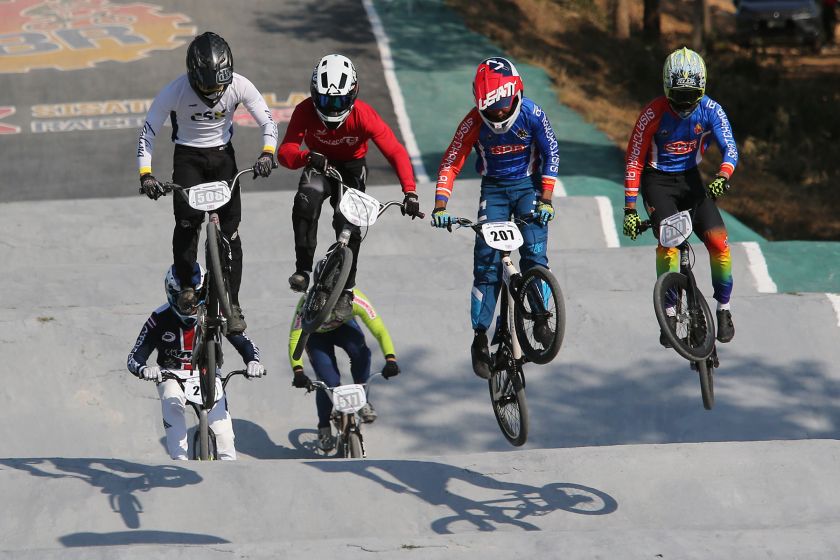 “พุทธภูมิ-หทัยเพชร” 2 นักปั่นทีมชาติ คว้าดับเบิ้ลแชมป์ BMX ที่ศรีสัชนาลัย
