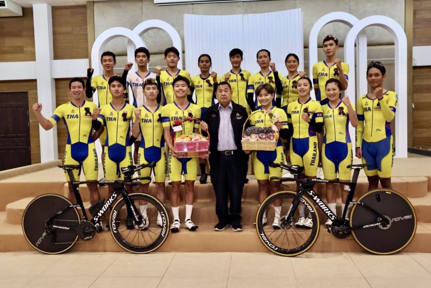  “เสธ.หมึก” เดินทางไปเยี่ยมและให้กำลังใจนักปั่นทีมชาติไทยประเภทถนน พร้อมแก้ไขปัญหาและอุปสรรคต่าง ๆ 